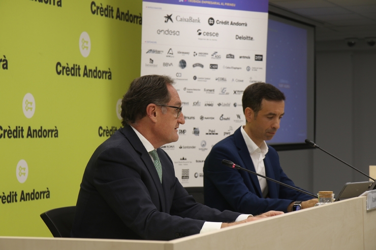 El conseller delegat de Crèdit Andorrà, Xavier Cornella, i el president de la Trobada Empresarial al Pirineu, Josep Serveto, durant la presentació de la 34a Trobada Empresarial al Pirineu.