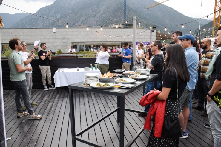 Coworkers durant la trobada 'Gràcies talent!'a la terrassa panoràmica del Golden Tulip Andorra Fènix Hotel.
