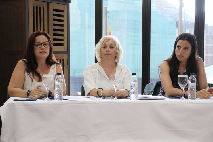 La piscòloga clínica i responsable de CorAvant AACIC Girona i Andorra, Gemma Solsona, i les testimonis i voluntàries de la Fundació Coravant, Sandra Herver i Àngela Plus.