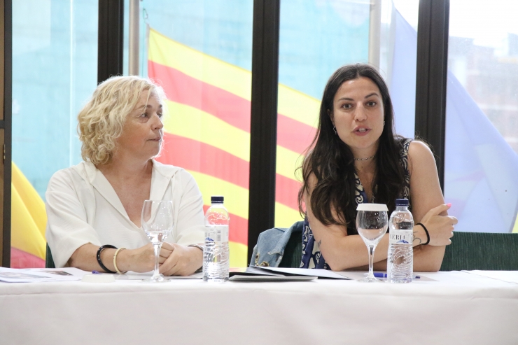 La piscòloga clínica i responsable de CorAvant AACIC Girona i Andorra, Gemma Solsona, i les testimonis i voluntàries de la Fundació Coravant, Sandra Herver i Àngela Plus.