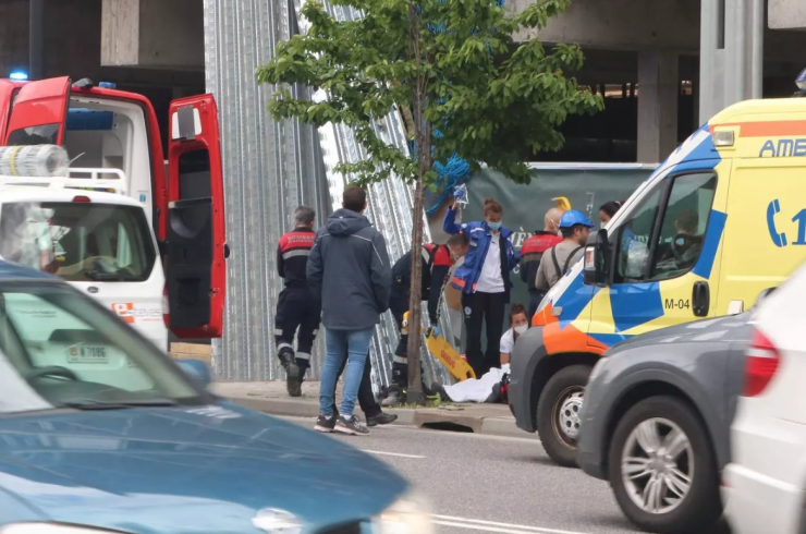 Professionals sanitaris atenen la víctima d'un accident laboral.