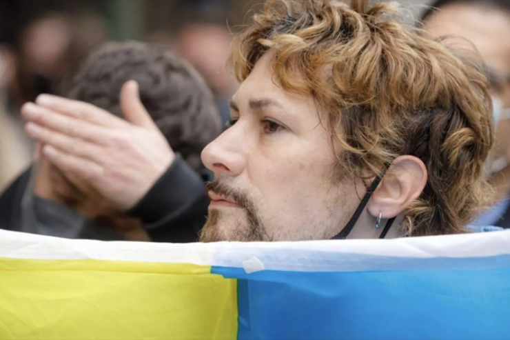 Un assistent a la manifestació per la pau a Ucraïna.