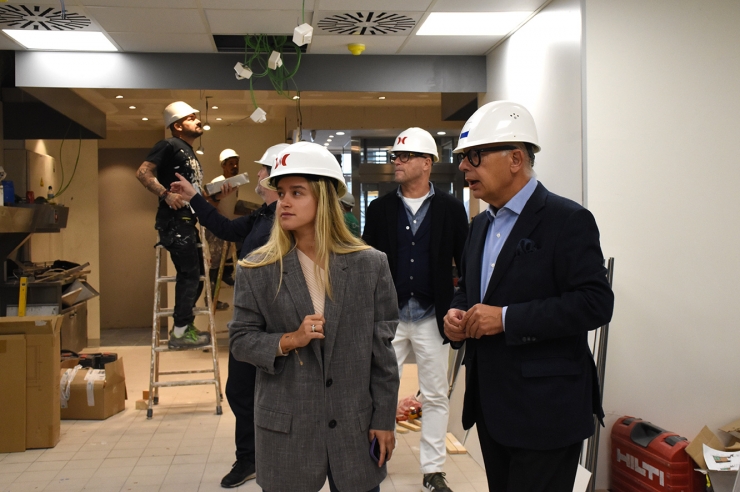 L’empresari Patrick Pérez, acompanyat de la seva filla Alexandra, en una visita d’obra a l’establiment McDonald’s de l’avinguda Meritxell d’Andorra la Vella.