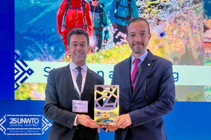 El cònsol major d'Ordino, Josep Àngel Mortés, i el ministre de Turisme i de Comerç, Jordi Torres, amb la distinció de Best Village Tourism.