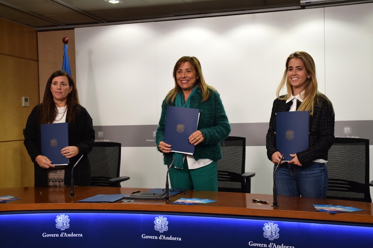 La directora de recursos humans del Grup Heracles, Cristina Homar; la  ministra de Presidència, Economia, Treball i Habitatge, Conxita Marsol; i  la directora del departament legal de les empreses Knowza i Activitats  Comercials Andorranes (ANA), Melanie Cachafeiro, moments després de la signatura del conveni en el marc de la xarxa d'empreses inclusives.