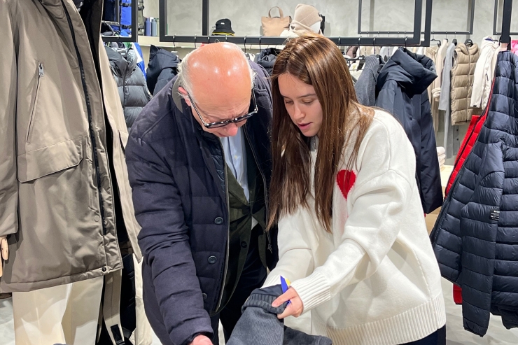 El propietari de Grup Pyrénées, Patrick Pérez, i la seva filla Alexandra, aquest dimarts a la nova botiga d'Ecoalf a l'avinguda Meritxell.