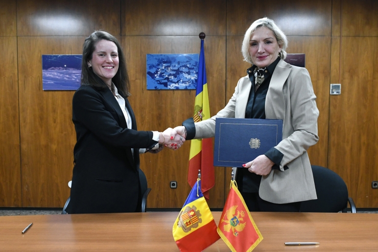 La secretària d’Estat d’Afers Financers Internacionals del ministeri de Finances d'Andorra, Noelia Souque, i la directora general de la Direcció de Règim Tributari i Duaner del ministeri de Finances de Montenegro, Biljana Peranovic, després de la signatura.