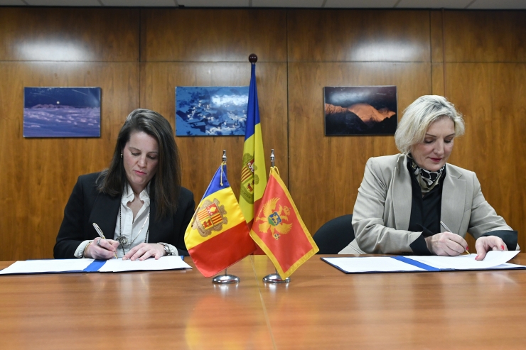 La secretària d’Estat d’Afers Financers Internacionals del ministeri de Finances d'Andorra, Noelia Souque, i la directora general de la Direcció de Règim Tributari i Duaner del ministeri de Finances de Montenegro, Biljana Peranovic, signant el text acordat.