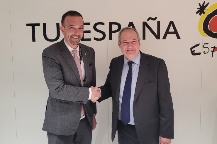 El ministre de Turisme i Comerç, Jordi Torres, amb el seu homòleg espanyol, Jordi Hereu, a Fitur.