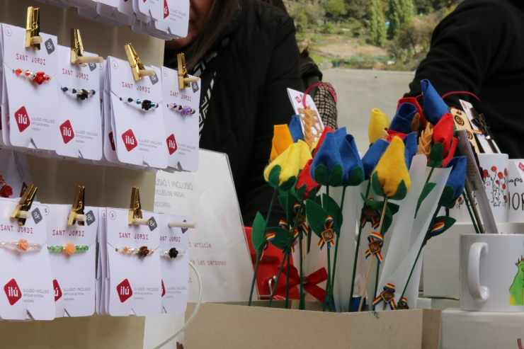 Productes d'i&i Serveis a la parada de Sant Jordi a la plaça del Poble d'Andorra la Vella.