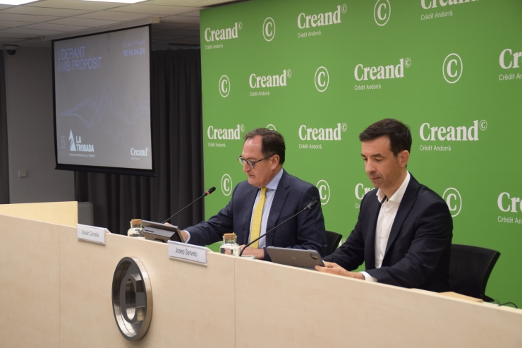 El conseller delegat de Creand Crèdit Andorrà, Xavier Cornella, i el president de la Trobada Empresarial al Pirineu, Josep Serveto, instants abans de l'inici de la presentació.