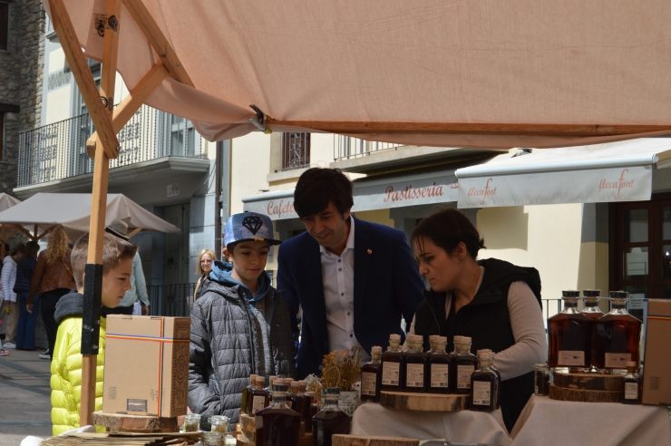 El cònsol major d'Andorra la Vella, Sergi González, en la visita al Mercat de la Vall.