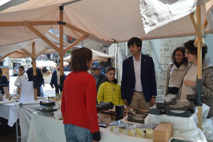 El cònsol major d'Andorra la Vella, Sergi González, i la consellera de Social, Joventut i Participació Ciutadana, Maria Nazzaro, en la visita al Mercat de la Vall.