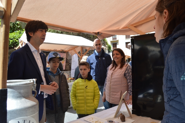 El cònsol major d'Andorra la Vella, Sergi González, en la  visita al Mercat de la Vall.
 