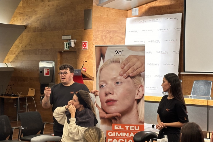 Taller de ioga facial celebrat aquest dimecres a les instal·lacions d'Andbank.