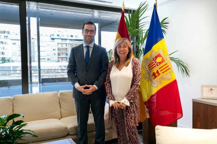 La ministra de Presidència, Economia, Treball i Habitatge, Conxita  Marsol, amb el  ministre espanyol d’Economia, Comerç i Empresa, Carlos Cuerpo.