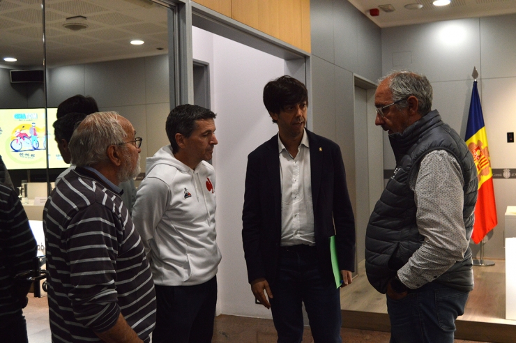 El cònsol major d'Andorra la Vella, Sergi González conversa amb el portaveu del sector de la moto Carles Sansa i el vicepresident de la penya motorista L'Esquirol, implicats en el Motand.