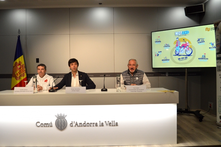 El  portaveu del sector de la moto Carles Sansa; el cònsol major d'Andorra la Vella, Sergi González   i el vicepresident de la  penya motorista L'Esquirol, en la presentació del Motand.