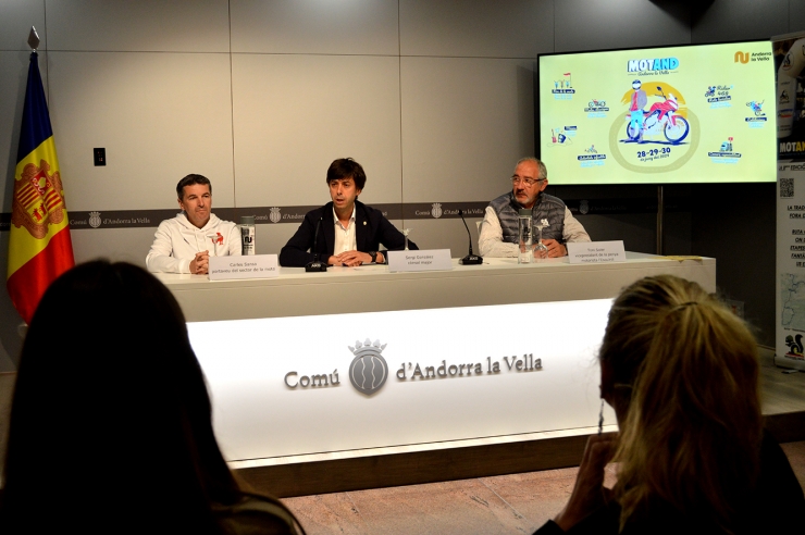 El  portaveu del sector de la moto Carles Sansa; el cònsol major d'Andorra la Vella, Sergi González   i el vicepresident de la  penya motorista L'Esquirol, en la presentació del Motand.
 