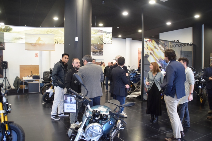 Un grup dels assistents en l'esdeveniment d'Automòbils Pyrénées d'aquest dijous.