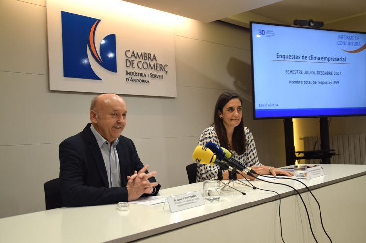 El president de la Cambra de Comerç, Indústria i Serveis, Josep Maria  Mas, i la directora de l'ens, Sol Rossell, durant la roda de premsa de presentació de l'enquesta de clima empresarial.