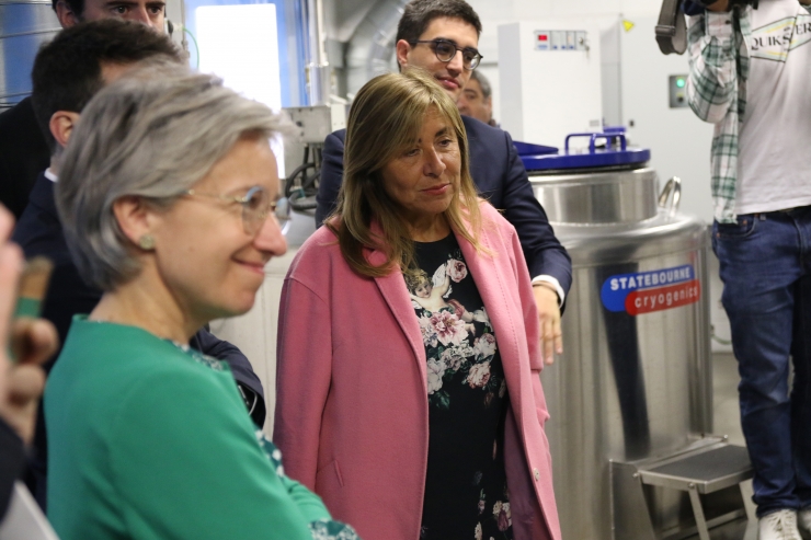 La ministra de Presidència, Economia, Treball i Habitatge, Conxita Marsol, durant la visita a les instal·lacions de Cellab.