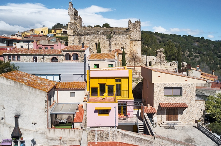 Una imatge de la casa, en ple centre de Rabós de l'Empordà.