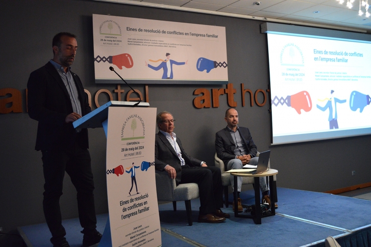 Els ponents de la xerrada organitzada per l'Empresa Familiar Andorrana,  Manel Canyameres, advocat i mediador especialista en conflictes en  l'empresa familiar; Guifré Homedes, director general de la immobiliària  AMAT i Joan Leon, secretari d'Estat de Justícia i Interior.