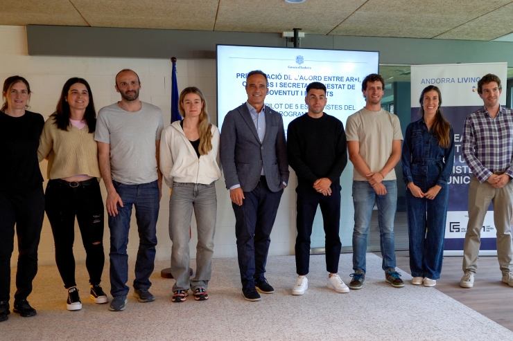 Els esportistes Ariadna Fenés, Nahuel Carabaña, Marc Gasa, Gina del Rio i Irineu Esteve; el CSO d'Onalabs, Xavier Muñoz; el secretari d'Estat de Joventut i Esports, Alain Cabanes; i la coordinadora de l'Andorra Living Lab d'AR+I, Aurora Crespo, durant l'acte d'inici de la prova pilot del dispositiu Onasport.