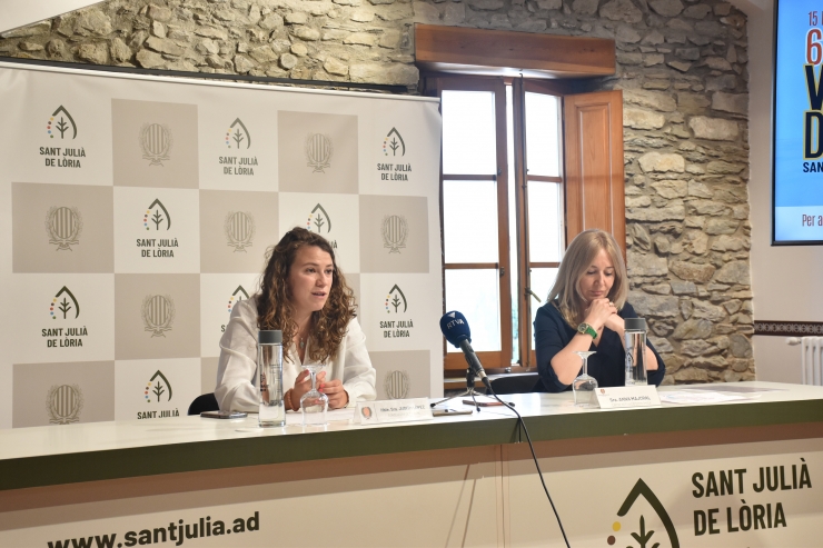 La consellera de Turisme de Sant Julià de Lòria, Judith López, i la cap de redacció econòmica, Anna Majoral en la presentació d'aquest dilluns.