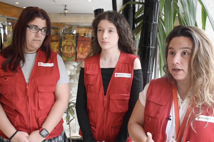 L'educadora social i voluntària de la Creu Roja Andorrana, Ester Soler; l'estudiant i voluntària de la Creu Roja Miriam Garrot; i la responsable de voluntariat, joventut i recursos humans de la Creu Roja, Claudia Cerdà.