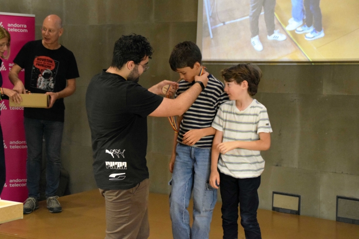 Un instant de l'entrega de medalles en reconeixement de la participació.