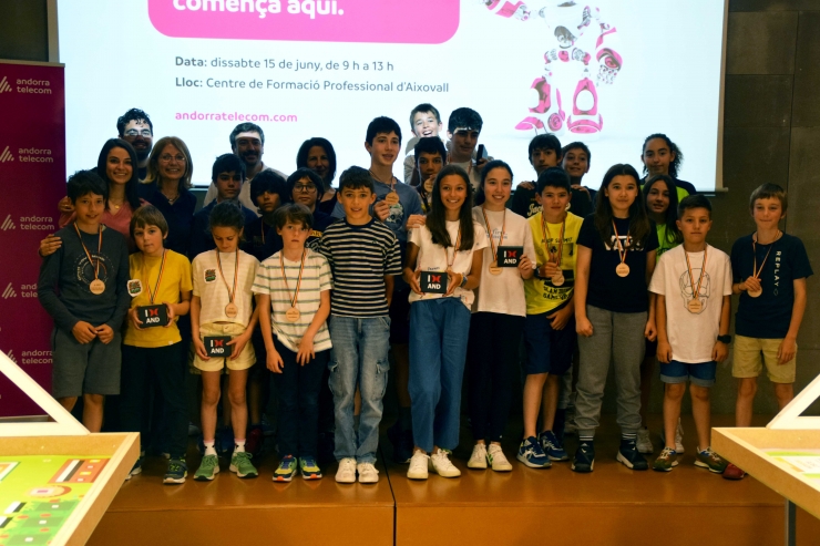 Tots els participants de la 10a edició del World Robot Olympiad Andorra Telecom.