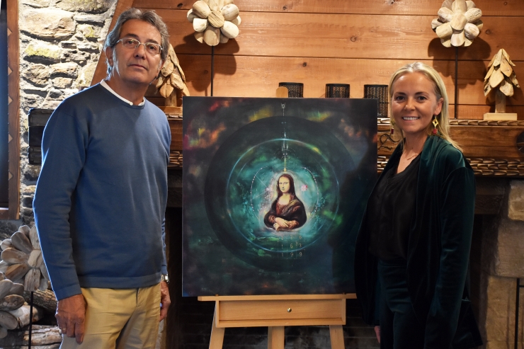 L'artista Javier Medina i la propietària de la Borda del Pi, Eva Palmitjavila, amb l'obra de la Mona Lisa de l'autor.