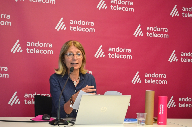 La responsable d'RSE, Patrocinis i Premsa d'Andorra Telecom, Inés Martí, durant la roda de premsa de presentació de l'acció per protegir els menors davant les noves tecnologies.