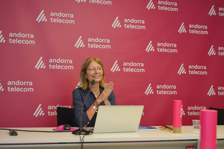 La responsable d'RSE, Patrocinis i Premsa d'Andorra Telecom, Inés Martí,  durant la roda de premsa d'aquest dilluns al matí.