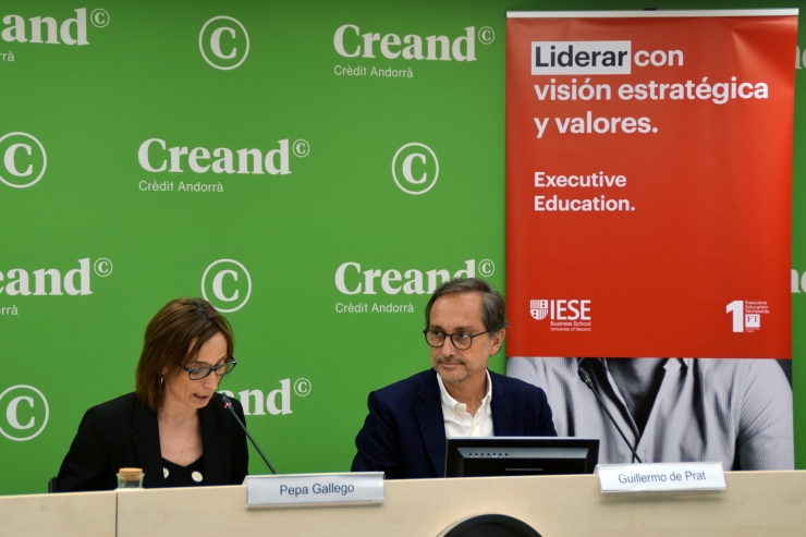 La responsable de Comunicació Corporativa de Creand Crèdit Andorrà, Pepa Gallego, i el director de programes Executive Education de l'IESE Business School, Guillermo de Prat, durant la presentació del nou programa IESE Executive Education: 'Les claus per emprendre amb èxit'.