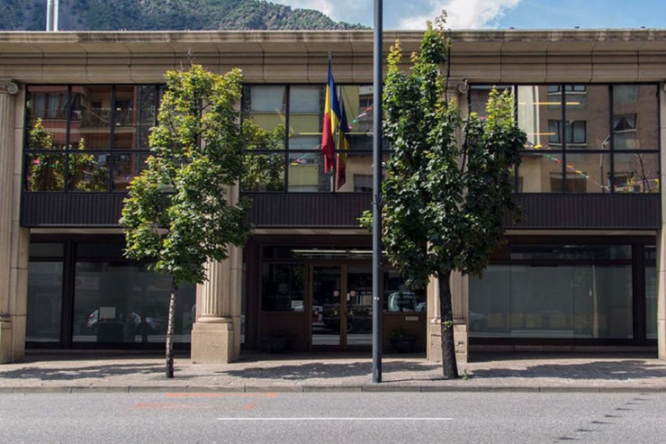 L'edifici de les Columnes d'Andorra la Vella.