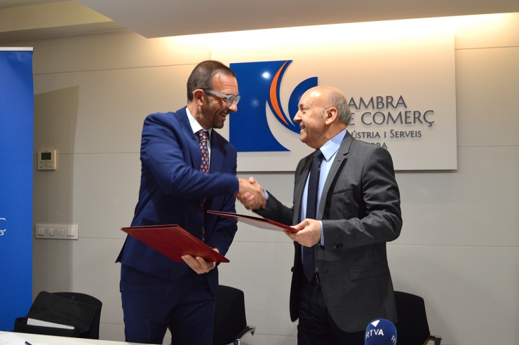 El ministre de Turisme i Comerç, Jordi Torres, i el president de la  Cambra de Comerç, Indústria i Serveis, Josep Maria Mas, en la signatura  del conveni aquest dimarts al matí.