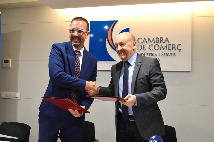 El ministre de Turisme i Comerç, Jordi Torres, i el president de la  Cambra de Comerç, Indústria i Serveis, Josep Maria Mas, moments després de signar el conveni.