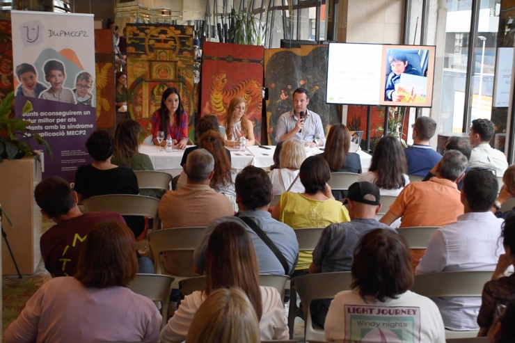 Els pares de l'Aleix, Ingrid Blanc i Julian Zuidinga, i l'escriptora de 'Les aventures d'en Plomet, un trencalòs especial', Mariona Bessa, durant la presentació del llibre a l'hotel Roc Blanc.