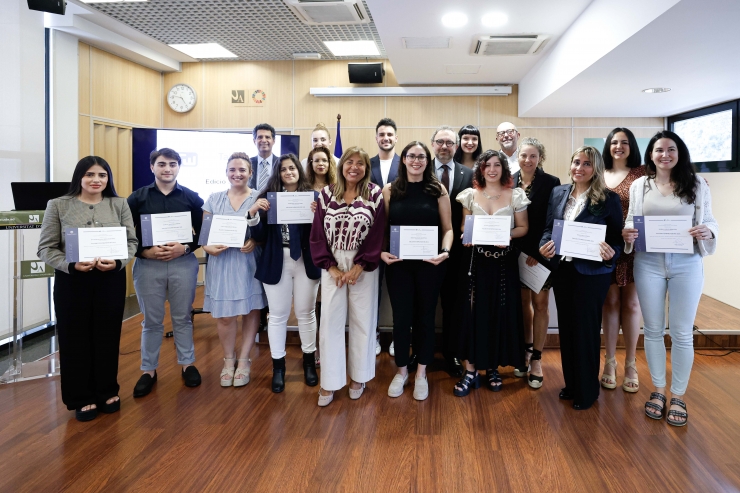 La ministra de Presidència, Economia, Treball i Habitatge, Conxita  Marsol, i el recor de la Universitat d'Andorra (UdA), Juli Minoves amb els participants al Taller  d'emprenedors.