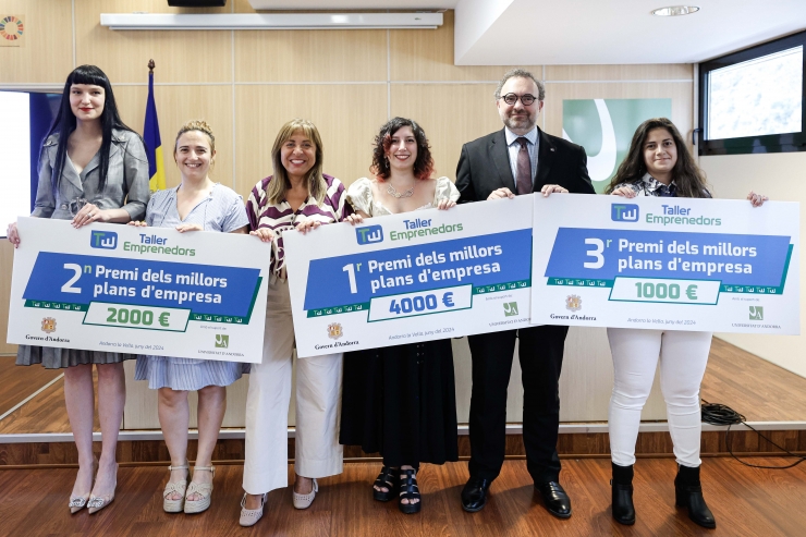 La ministra de Presidència, Economia, Treball i Habitatge, Conxita  Marsol, i el rector de la Universitat d'Andorra (UdA), Juli Minoves amb les guanyadores dels premis del taller d'emprenedors.