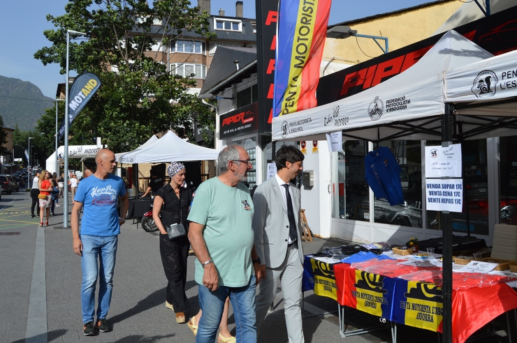 Les autoritats durant la vista a la fira que se celebra a Santa Coloma.