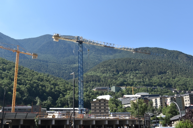 Grues en una construcció.