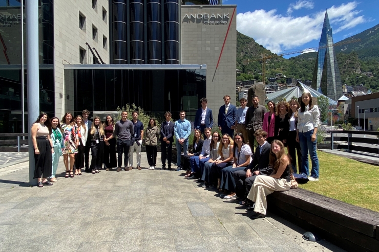 Alguns dels becaris, la directora Global de Recursos Humans, Flora Tomé, i la directora de Banca País, Maria Suárez.