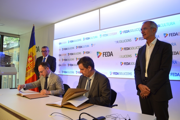 El cap de Govern i president de FEDA, Xavier Espot, i el  president-director general d'EDF, Luc Rémont, durant la signatura  del conveni.