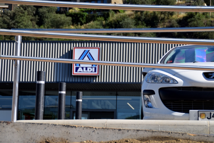 Un vehicle amb matrícula andorrana aparcat a l'aparcament del supermercat Aldi.