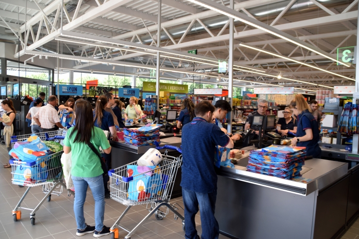 Un conjunt de persones comprant en el supermercat Aldi de la Seu d'Urgell.