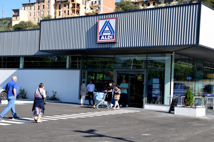 El supermercat Aldi de la Seu d'Urgell rebent els primers clients després que s'hagi inaugurat aquest dimarts.